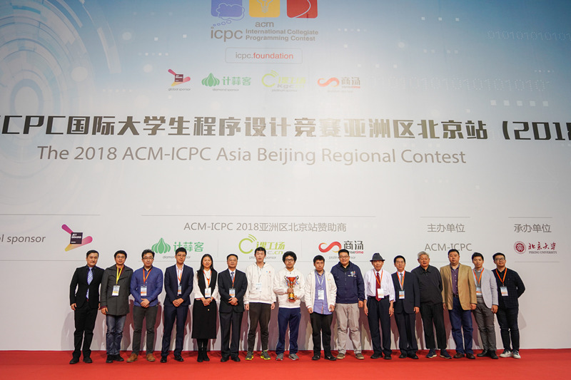 与会嘉宾为冠军队伍颁奖并合影留念.jpg 与会嘉宾为冠军队伍颁奖并合影留念.jpg