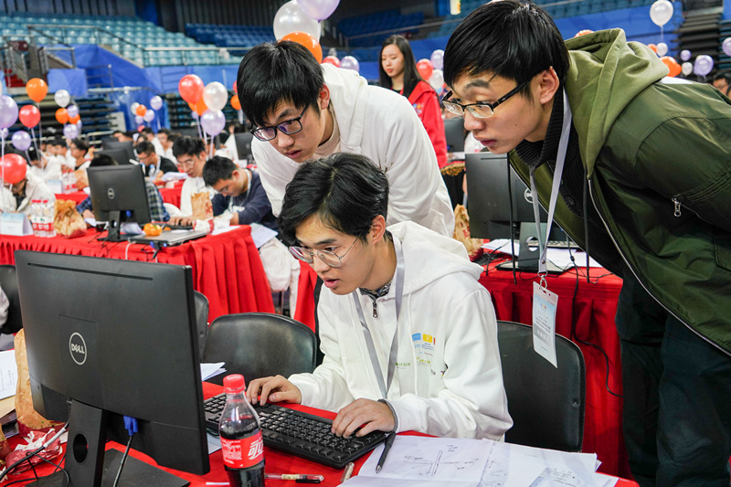 选手们在比赛中.jpg 选手们在比赛中.jpg